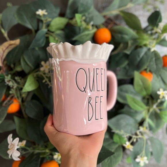 ✨NEW🌸Rae Dunn Queen Bee Mug with Daisy Flower Topper🍃🐝 - Picture 4 of 15
